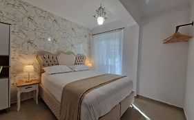 Iro Apartments